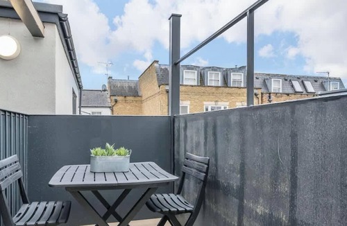 Windsor City Centre Apartment | Central Windsor 1BR | Steps from Attractions