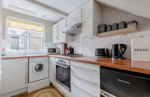 Warwick Apartment | Centrally Located 1BDR Flat Near Buckingham Palace