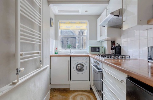 Warwick Apartment | Centrally Located 1BDR Flat Near Buckingham Palace