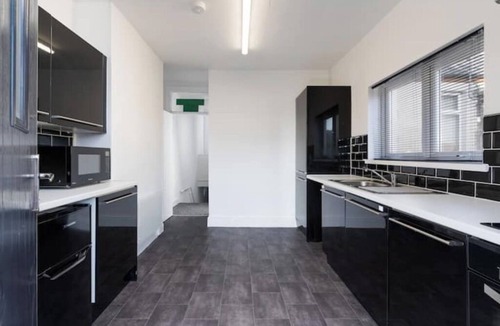Whitchurch Apartment | Centrally Located Flat - Sleeps 4 - King + Sofabed