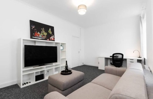 Whitchurch Apartment | Centrally Located Flat - Sleeps 4 - King + Sofabed