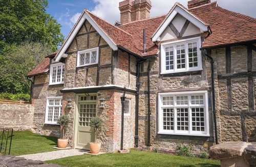 Easebourne Cottage | CHALLENS YARDE, pet friendly, character holiday cottage in Easebourne