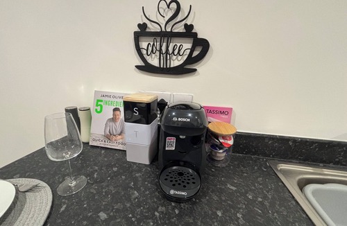 Hull Apartment | Charming 2-bedroom apartment in awesome Anlaby Common with WiFi.