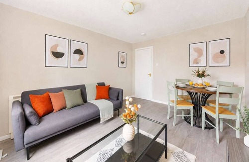 Gifford Apartment | Charming 2BR Flat Near Holyrood Park & Old Town