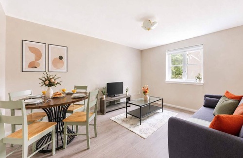 Gifford Apartment | Charming 2BR Flat Near Holyrood Park & Old Town