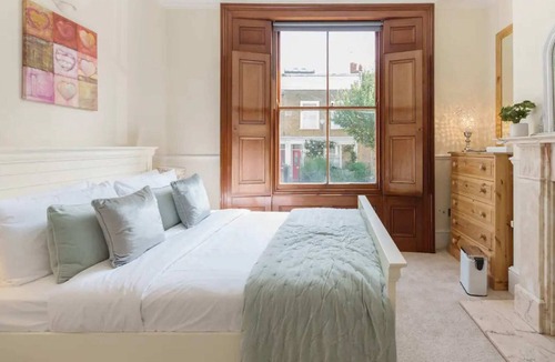 Bow West Apartment | Charming 3BD Flat - 5 Minutes to Victoria Park