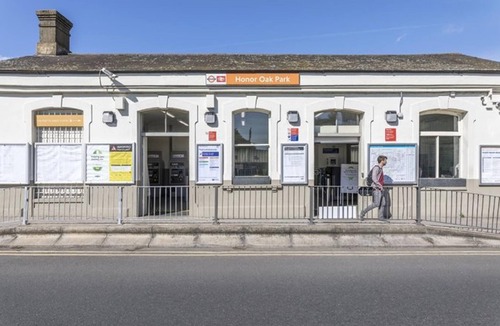 Perry Vale Apartment | Charming 5 Star 3 Bed London Flat, Garden, Parking