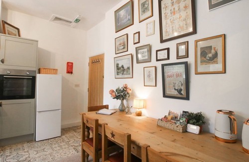 Great Witley Apartment | Charming Apartment 2 The Bridge