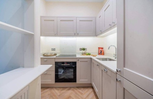 Bath Apartment | Charming Apartment Steps from Bath Abbey - VAT Q