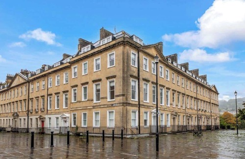 Bath Apartment | Charming Apartment Steps from Bath Abbey - VAT Q