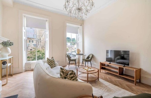 Bath Apartment | Charming Apartment Steps from Bath Abbey - VAT Q