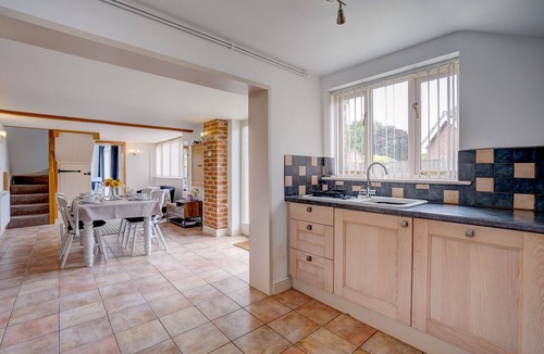Irstead Apartment | Charming barn conversion with garden, 2 dogs welcome, near beaches
