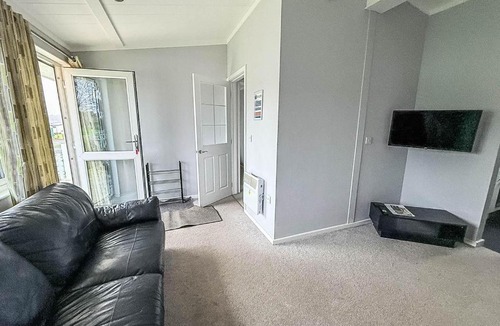 Oulton Broad Ski Chalet | Charming Chalet On A Fantastic Holiday Park In Lowestoft Ref 12077B