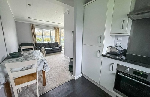 Oulton Broad Ski Chalet | Charming chalet on a fantastic holiday park in Lowestoft ref 12077B