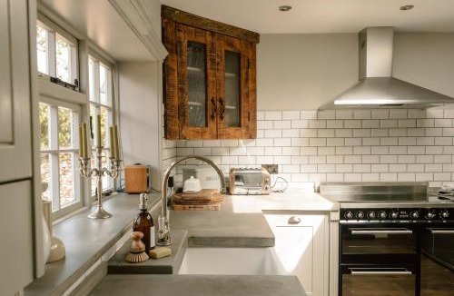 Moreton-in-Marsh House | Charming Cotswold Cottage with Garden Annexe