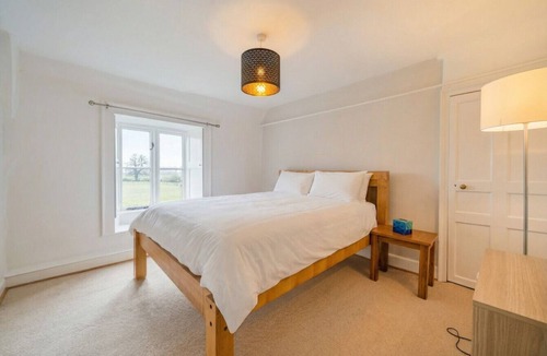 Cirencester House | Charming countryside retreat, room with luxury shared spaces (shared bathroom)