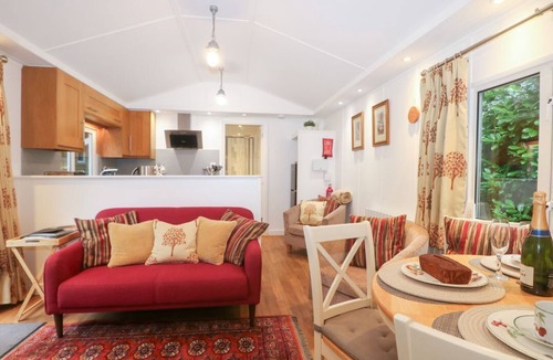 Staplefield Cabin | Charming Lodge 1 in Bolney, UK
