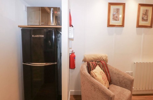Staplefield Cabin | Charming Lodge 1 in Bolney, UK