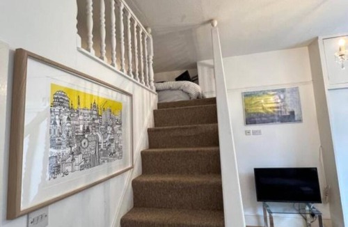 East Putney Apartment | Charming Maisonette Studio Flat in the Heart of Putney