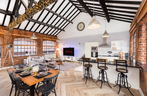 Birmingham City Centre House | Charming, modern and spacious 4bed townhome with WiFi in JQ with secure parking