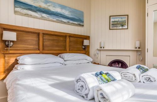Selsey House | Charming Old Coastguards Cottage - Pass the Keys