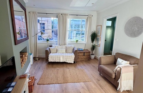 Richmond-upon-Thames Apartment | Charming riverside apartment