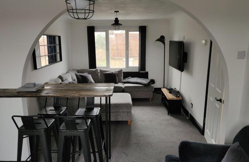 St Neots Apartment | Charming Riverside Apartment in St Neots with Modern Amenities
