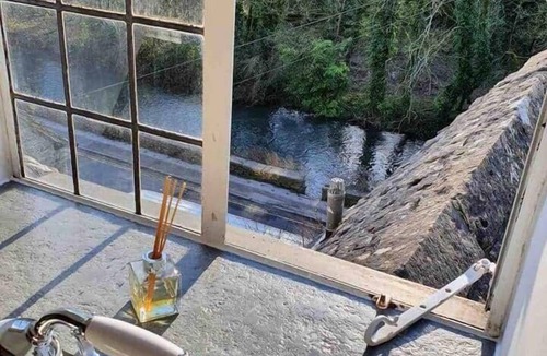 Bibury House | Charming riverside cottage. Opposite the famous Arlington Row!