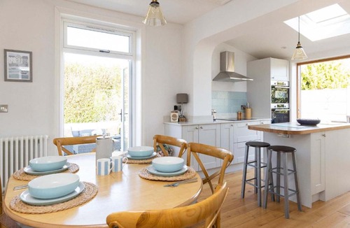East Wittering House | Charming Seaside Cottage - 5-Min Walk to Beach