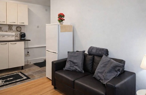 Kilburn Apartment | Charming Studio Flat, Simple But With an Excellent Location, Quiet and Pleasant!