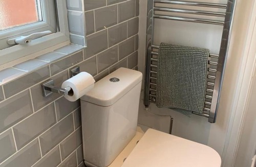 Leigh-on-Sea Apartment | Charming Studio Retreat Near Bell Wharf Beach & Adventure Island