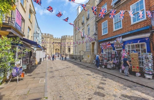 Windsor City Centre Apartment | Charming Studio| Windsor Castle Views By Tempstay