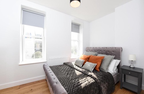 Fulham Broadway Apartment | Charming Two Bed Balcony Apartment at Chelsea London
