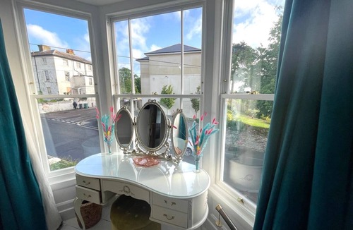 Ryde Cottage | Charming Victorian 4 Bed Cottage - Dog Friendly - Close to Town Centre and Beach