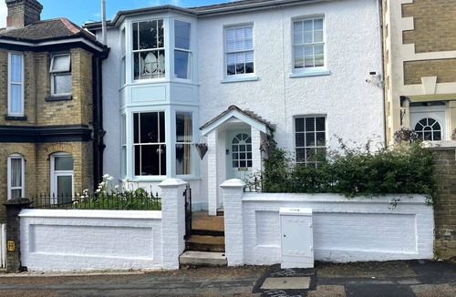 Ryde Cottage | Charming Victorian 4 Bed Cottage - Dog Friendly - Close to Town Centre and Beach
