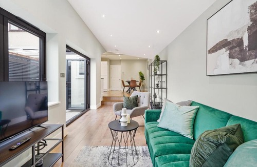 Abbey Apartment | Charming Wimbledon 3-Bed Apt with Outdoor Area