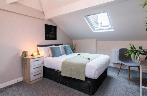 Derby Apartment | cheerful double en-suite room with free wifi, shared kitchen