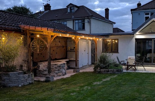 Hanham House | Cherry View House 3 Bed Garden Parking sleeps 8