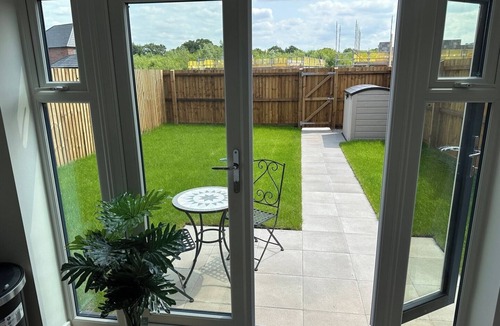 Congleton House | Cheshire Retreat: Modern 3BR with Garden