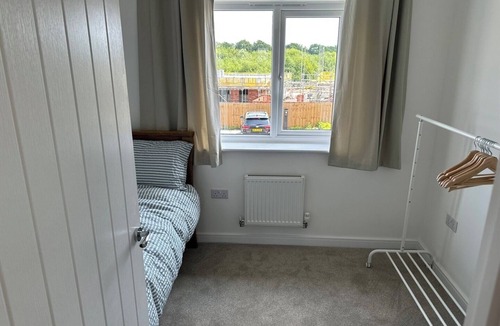 Congleton House | Cheshire Retreat: Modern 3BR with Garden