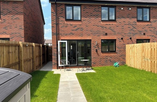 Congleton House | Cheshire Retreat: Modern 3BR with Garden