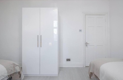 Tilbury Apartment | Chic 2-Bedroom Flat - Sleeps 5 - Central Tilbury