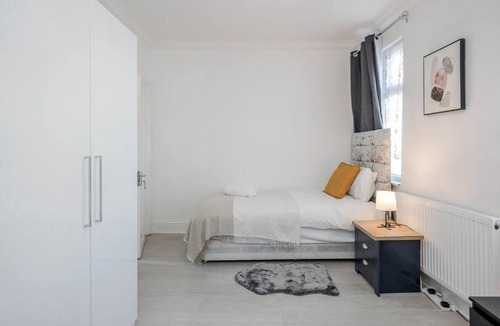 Tilbury Apartment | Chic 2-Bedroom Flat - Sleeps 5 - Central Tilbury