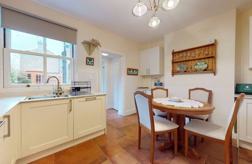 Loughton Apartment | Chic 2BR w/Private Backyard - Near Loughton Tube