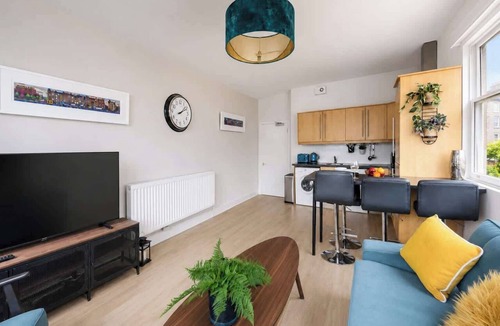 West End Apartment | Chic 2BR West End Edinburgh - Walk to Castle