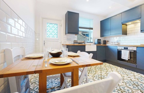 Thurnscoe Apartment | Chic 3BR Rotherham Parking WIFI By stay with us
