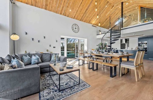 Durley House | Chic Country Barn w/Hot Tub and Fire Pit- Sleeps 8