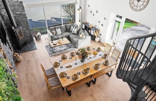 Durley House | Chic Country Barn w/Hot Tub and Fire Pit- Sleeps 8