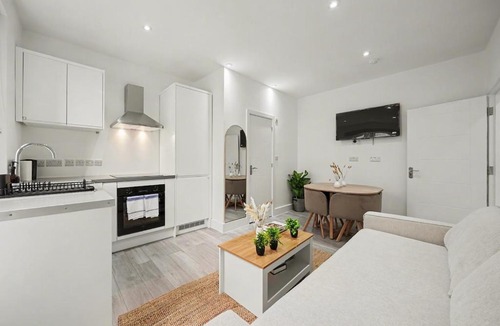 Abbey Road Apartment | Chic Designer 2BR Flat on Iconic Abbey Road