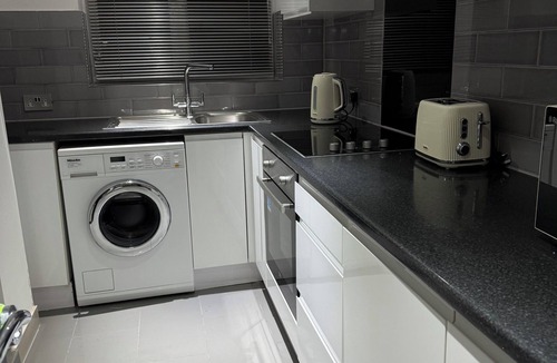 Luton Apartment | Chic Luton Centre - Apartment Nr Luton Airport -Free Parking